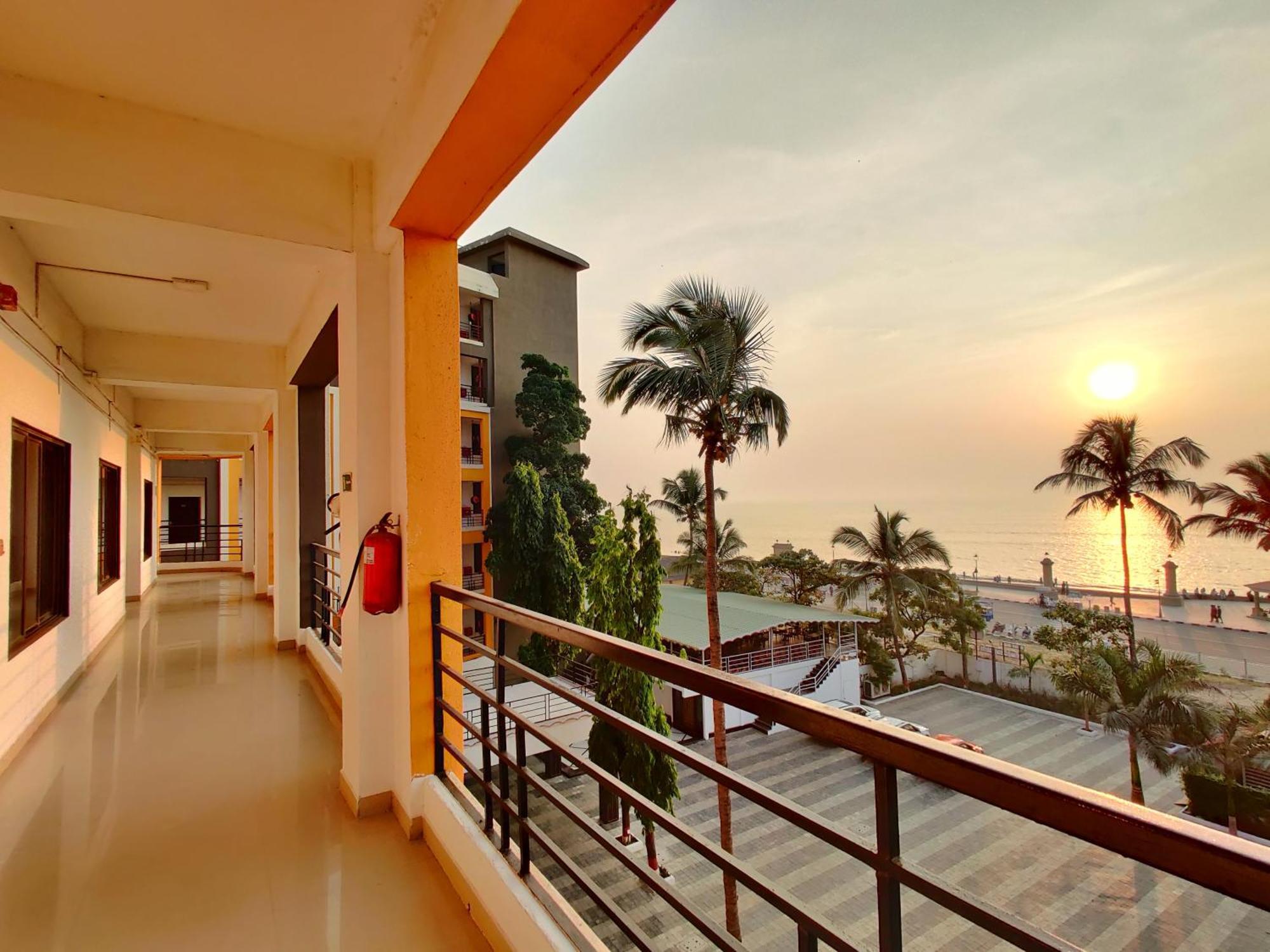 Golden Chariot Hotel Daman Exterior foto